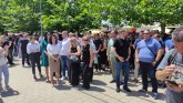Srbi na Kosovu i Metohiji se i danas okupljaju ispred svojih opština