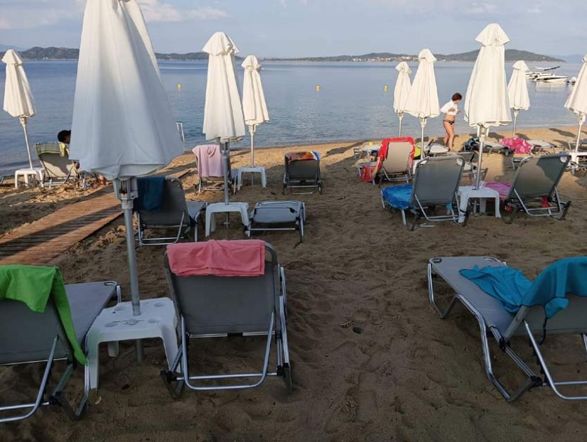 Srbi na grčkim plažama obeležavaju teritoriju: „Sramota, u 6 ujutru trče da ostave peškire na ležaljkama“