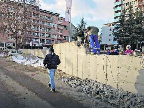 Srbi se okupljaju u Kosovskoj Mitrovici, Žandarmerija u pripravnosti