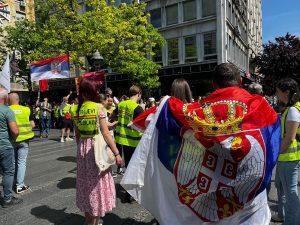 Srbija 1. maja u tri slike: Protesti, uranak i roštilj