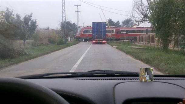Srbija, danas: Podignuta rampa dok prolazi voz