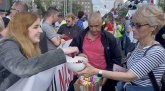 Srbija i politika: Šesti protest Srbija protiv nasilja“ - trešnje, bedževi i poruka Crveni karton za nesposobnu vlast