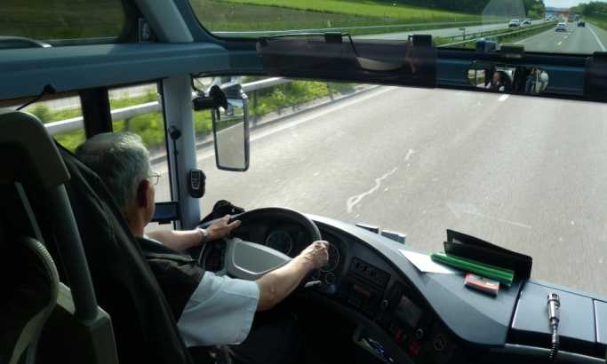 Srbiji nedostaje profesionalnih vozača, sve više penzionera za volanom
