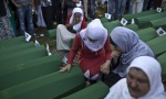 Srbiju sad tuže i majke Srebrenice