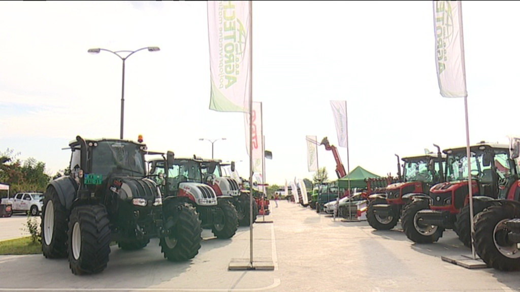 Srbima na Kosovu i Metohiji deset traktora
