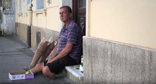 Srbin sa KiM u Beogradu svakodnevno tiho moli za pomoć prolaznika (VIDEO)