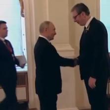 Srdačan pozdrav dva lidera na svečanoj večeri u Kremlju - Vučić i Putin se sastali (VIDEO)