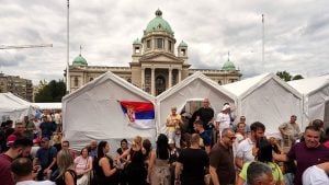„Sreća pa Andrić i Crnjanski nisu živi jer bi možda morali da sede kod kazana sa čvarcima“: Posle književne večeri u Pionirskom parku