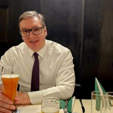 Srećan što sam posle dvadesetak godina u prilici da sa njim popijem čašu piva Vučić srećan što je u Minhenu SA OVIM ČOVEKOM (FOTO)
