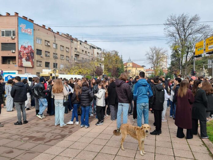 Srednjoškolci bojkotovali nastavu i blokirali raskrsnicu u Nišu