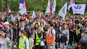 (FOTO / VIDEO) Srednjoškolci koji su pešačili iz raznih gradova stigli u Novi Sad: Ori se „Ko ne skače taj je Ćaci“