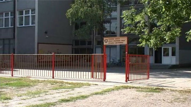 Sremska Mitrovica, učenik napao direktora u učionici