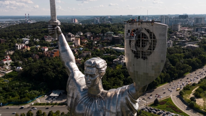 Uklonjeni srp i čekić sa kijevskog spomenika Domovini