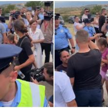 Srpska deca plaču dok majka brani ćerku (12) od Kurtijeve policije! Potresan snimak sa Gazimestana: Pucajte, evo pucajte (VIDEO)