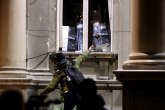 Srpska policija na udaru: Napadnuti od demonstranata, a optuženi da su nasilni VIDEO