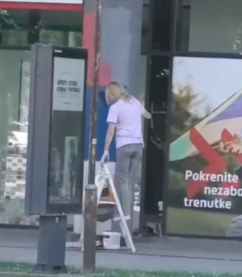 Napadnuti građani koji su iscrtavali zastave Srbije na zgradama na Limanu