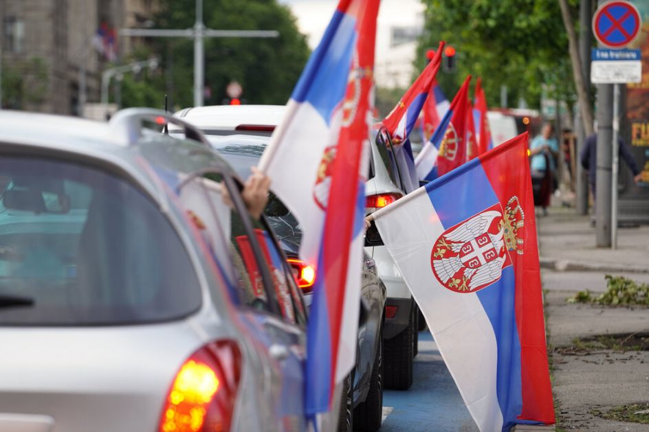 Srpske zastave na ulicama Novog Sada, kolone automobila na bulеvarima (VIDEO)
