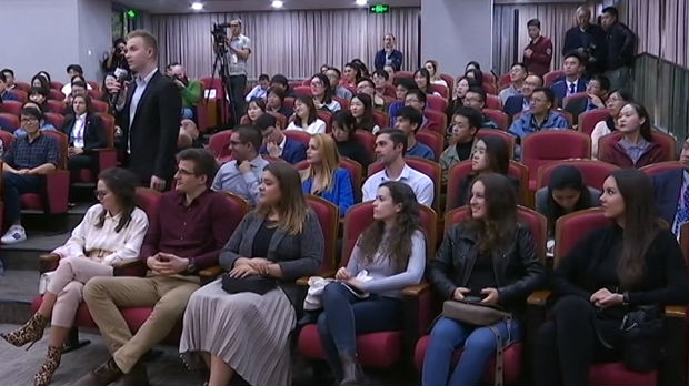 Srpski studenti dočekali premijerku u Šangaju, dobili poziv da se vrate