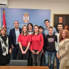 Srpski tim kod pomoćnika ministra prosvete povodom Međunarodne olimpijade u robotici 2022.