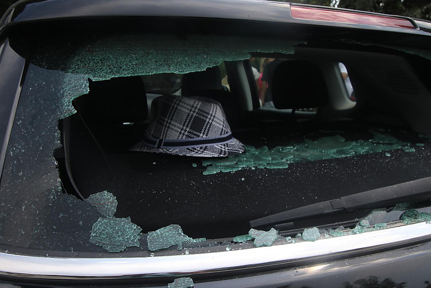 Srpski turisti opljačkani kod Zejtinlika, polomljeni prozori na automobilima