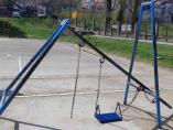 Srušila se ljuljaška na igralištu u Nišu, građani kažu umalo pala na decu