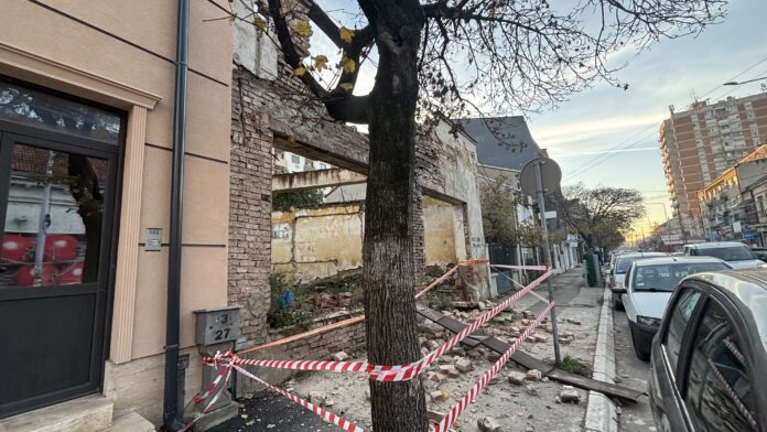 Srušio se deo stare kuće na Obilićevom vencu u Nišu i pao na trotoar 
