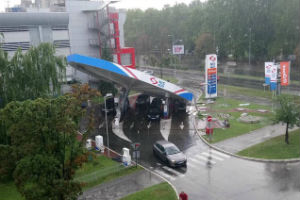 Srušio se krov benzinske pumpe u Novom Sadu, povređen jedan vozač (FOTO)