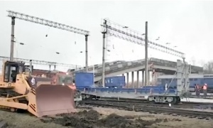 Srušio se most iznad železnice dok je kamion prelazio preko njega (VIDEO)