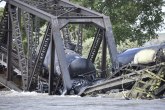 Srušio se most preko reke Jelouston, opasne materije dospele u vodu