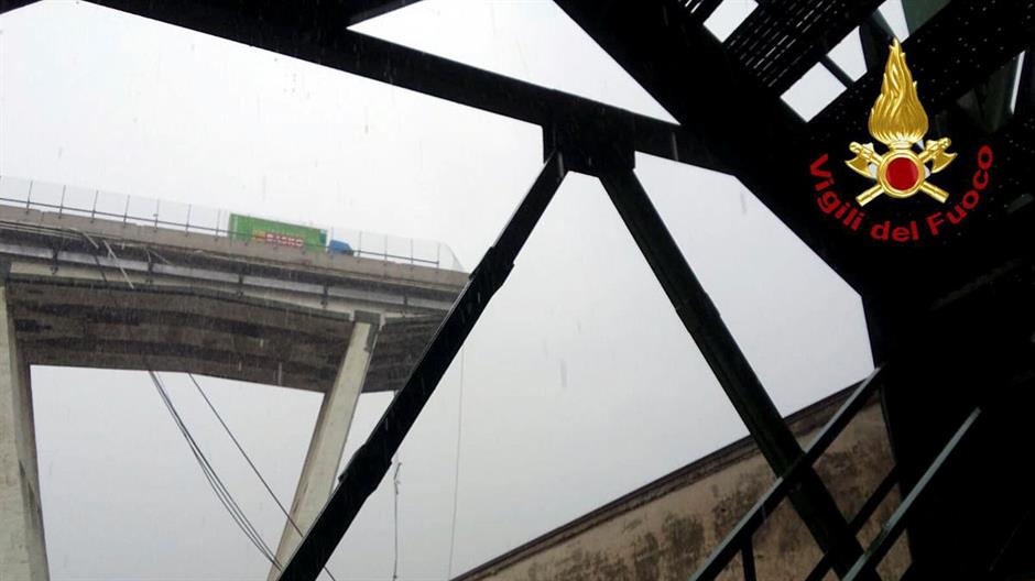 Srušio se most kod Đenove, stradalo 35 osoba, 440 evakuisano