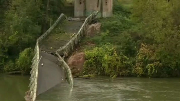 Srušio se viseći most u Francuskoj, poginula devojčica