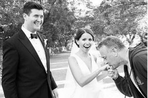 Šta biste vi uradili da vam čuveni oskarovac upadne na fotku sa venčanja?!