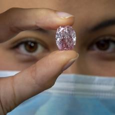 Šta mislite, za koliko para je prodat ovaj dijamant? Odgovor će vas IZNENADITI! (FOTO)