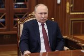 Šta se dešava sa Putinom? Trese mu se ruka i teško hoda VIDEO