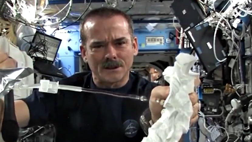 Šta se desi kad pokvasite peškir u svemiru?! (VIDEO)