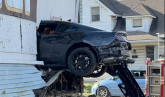 Šta se ovde desilo: Ford Mustang zabijen u kuću, vozač ostao unutra FOTO