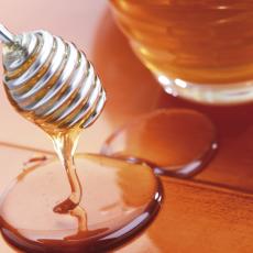Šta sve može čaša vode i kašika meda? Preporodiće vam celo telo!