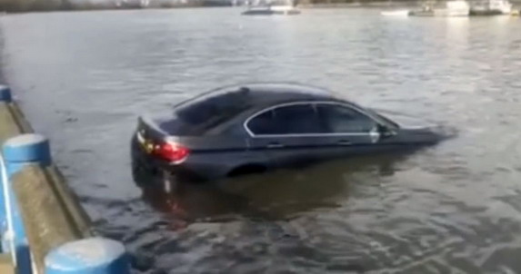Šta uraditi kada automobil počne da tone u reku ili jezero