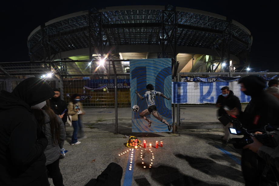 Stadion u Napulju menja ime u Maradoninu čast, građani oplakuju fudbalsku legendu