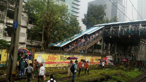 Stampedo putnika na železničkom mostu u Mumbaju, 22 mrtvih
