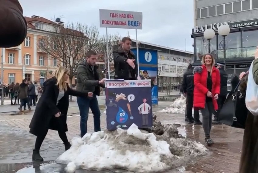 Stanivuković opet “privukao” policiju: Smetaju vam ljudi na Trgu Krajine, a ne smeta snijeg