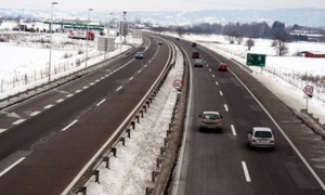 Stanje na putevima: Sneg pada na Zlatiboru, Kopaoniku i u Sjenici