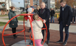 Stanovnici Borče dobili još jedno moderno dečije igralište (FOTO)