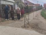 Stanovnicima Medoševačke ulice ograđen prilaz za vozila, nadležni prebacuju odgovornost