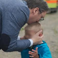 Stao je ispred Vučića i imao za njega JEDNU poruku: Razgovor PREDSEDNIKA SRBIJE sa mališanom postao je HIT