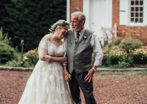 Stari bračni par proslavio 60 godina braka u venčanici i odelu