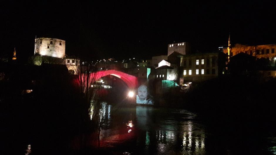 Stari most osvetljen likom Predraga Lucića