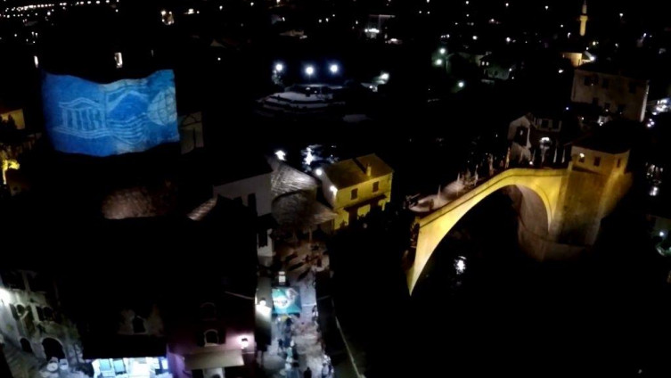 Stari most večeras u bojama Francuske: Znak solidarnosti i poziv cijelom svijetu za obnovu Notr Dama