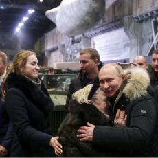 Starija žena pala Putinu u zagrljaj, a evo kako je reagovao predsednik Rusije (FOTO)