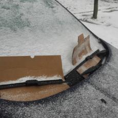 Stavio je dva obična KARTONA ispod brisača i rešio NAJVEĆI zimski problem svakog vozača! (FOTO)
